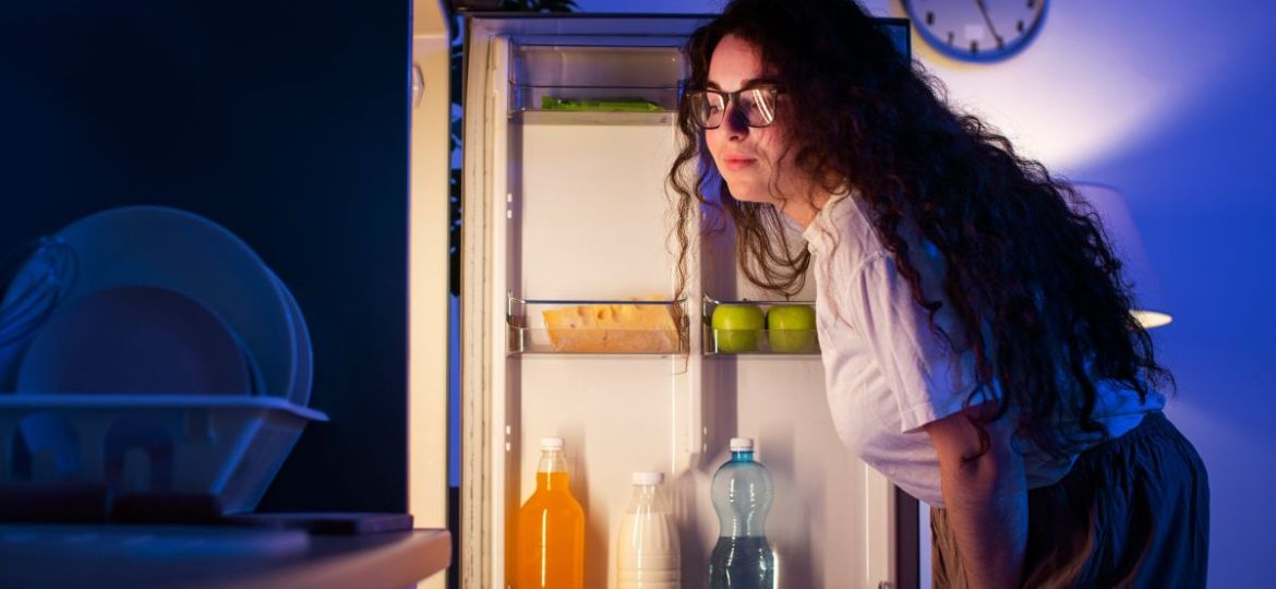 Abrir-el-refrigerador-con-frecuencia-riesgos-para-la-seguridad-alimentaria-y-el-consumo-energetico