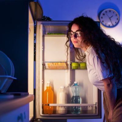 Abrir-el-refrigerador-con-frecuencia-riesgos-para-la-seguridad-alimentaria-y-el-consumo-energetico
