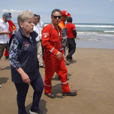Alicia-Barcena-supervisa-limpieza-de-playas-en-Veracruz-tras-presencia-de-hidrocarburos