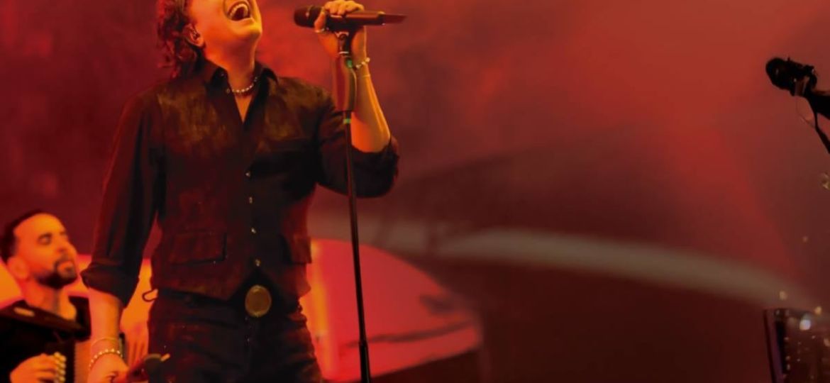 Carlos-Vives-retoma-el-romanticismo-con-Te-Dedico-y-un-videoclip-protagonizado-por-su-hijo