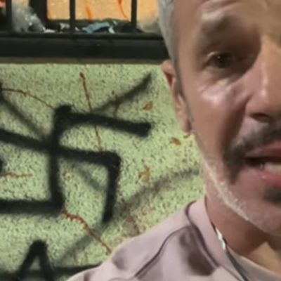 Manifestantes-confrontan-a-Amir-Fattal-y-pintan-la-fachada-de-la-galeria-Konig-en-la-Condesa
