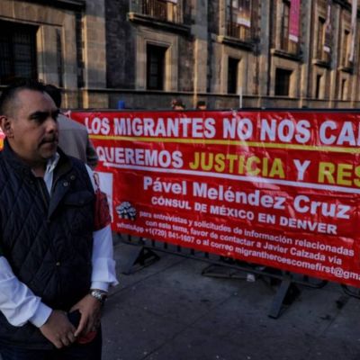 Migrantes-protestan-en-Palacio-Nacional-y-exigen-remocion-del-consul-de-Mexico-en-Denver