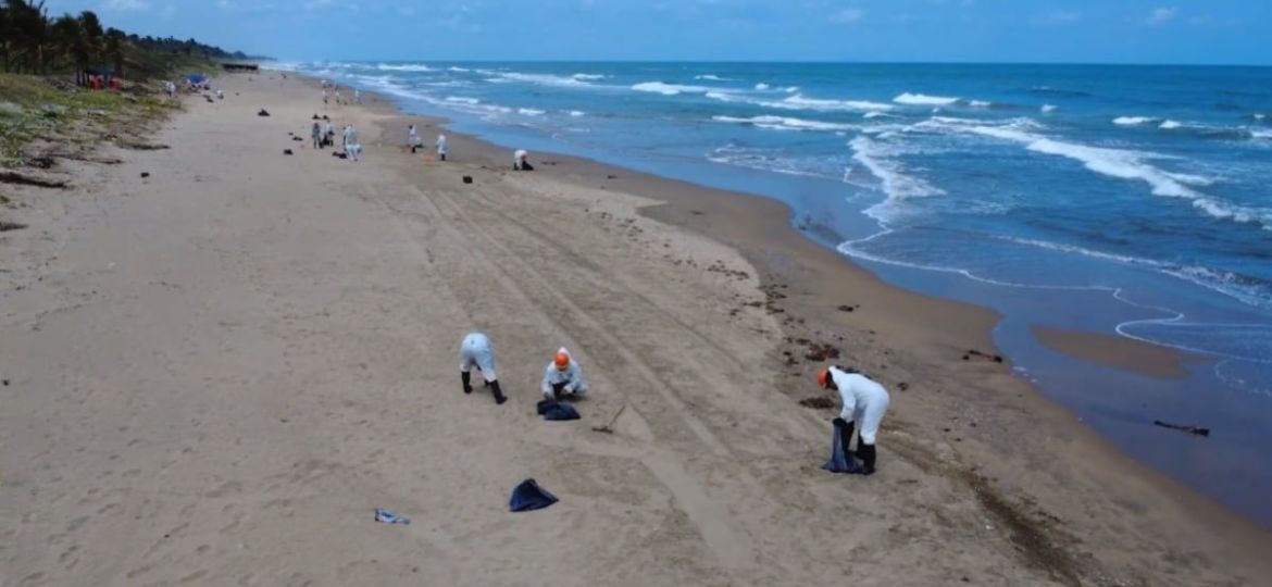 Pemex-destina-15-millones-de-pesos-para-apoyar-a-pescadores-afectados-por-derrame-en-el-sur-de-Veracruz
