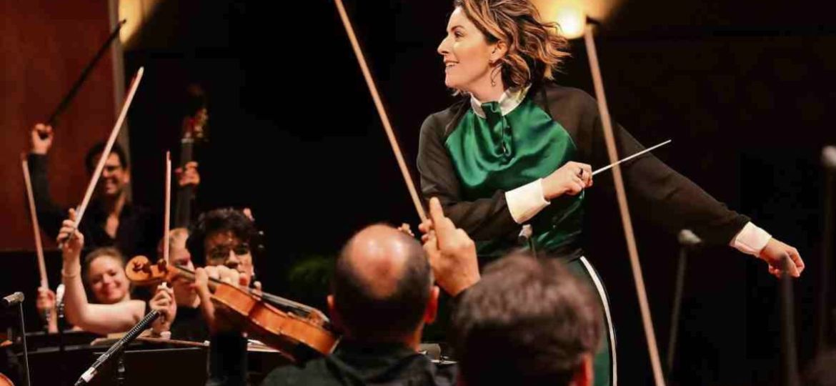 Alondra-de-la-Parra-regresa-a-Mexico-Bellas-Artes-Gershwin-la-vida-en-azul-y-un-estreno-de-Gabriela-Ortiz-en-Paax-GNP