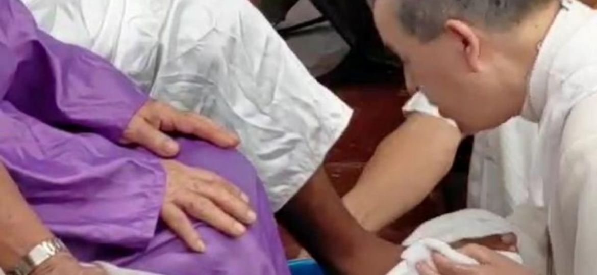 Arzobispo-Gustavo-Rodriguez-Vega-preside-lavatorio-de-pies-en-el-Cereso-de-Merida