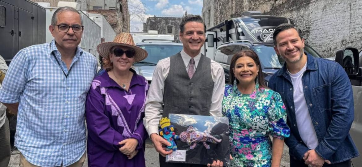 Clara-Brugada-visita-a-Pedro-Pascal-en-la-CDMX-y-lo-felicita-por-su-51.o-cumpleanos