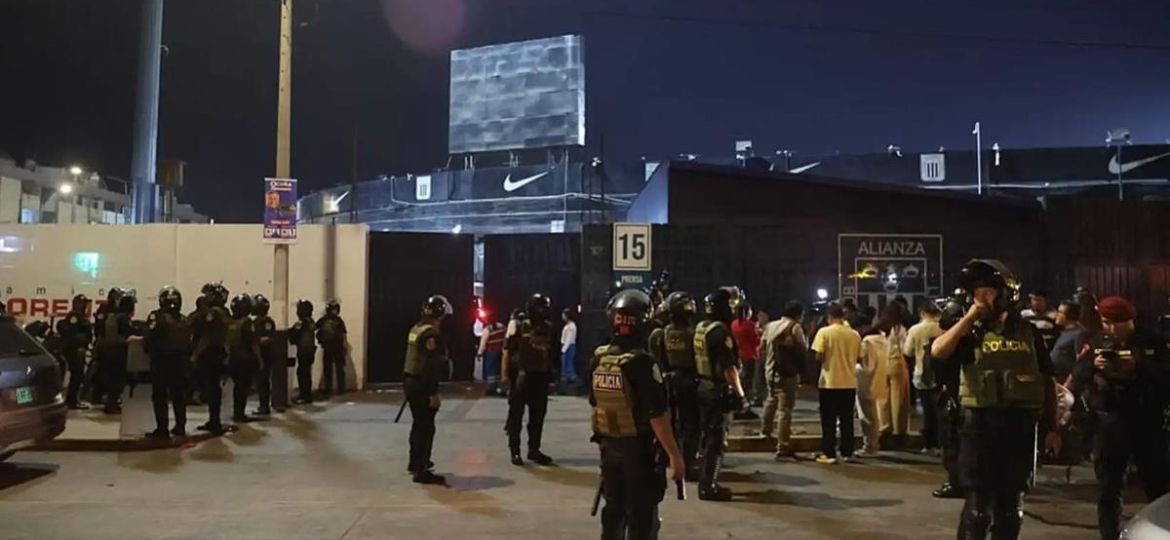 Colapso-de-pared-en-Matute-deja-al-menos-60-heridos-durante-banderazo-de-Alianza-Lima