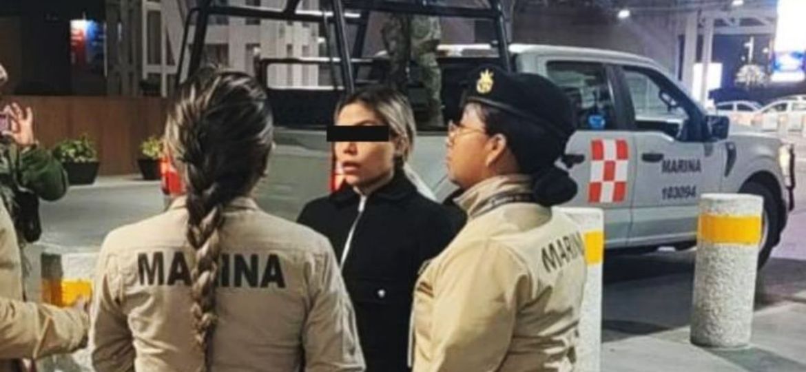 Detienen-en-el-AICM-a-mujer-colombiana-con-14-frascos-de-posible-cocaina-ocultos-en-maquillaje