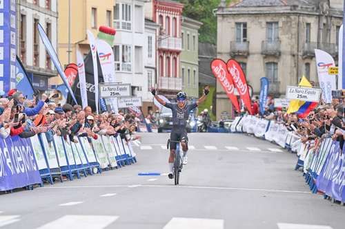 Edgar-Cadena-gana-la-tercera-etapa-de-la-Vuelta-a-Asturias
