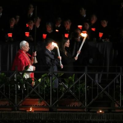 El-papa-Leon-XIV-preside-su-primera-Vigilia-Pascual-y-bautiza-a-diez-adultos-en-San-Pedro