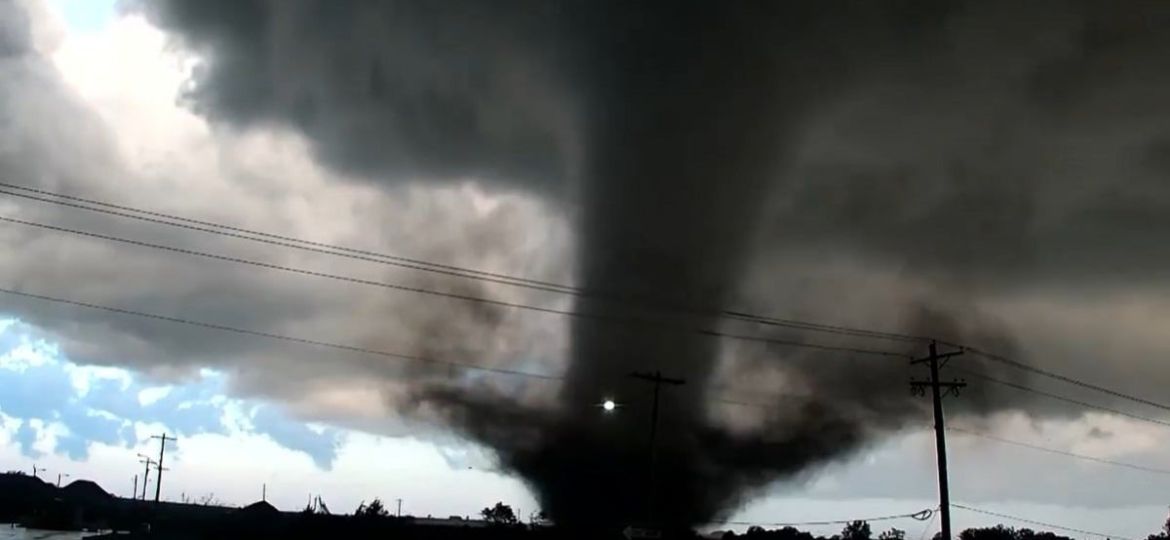 Fuerte-tornado-azota-Enid-Oklahoma-Vance-AFB-reporta-danos-y-cierres