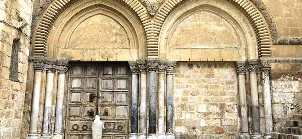 Israel-autoriza-oraciones-limitadas-en-el-Santo-Sepulcro-tras-hallar-fragmentos-de-un-misil-irani