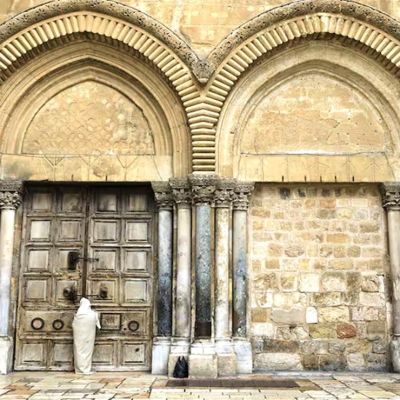 Israel-autoriza-oraciones-limitadas-en-el-Santo-Sepulcro-tras-hallar-fragmentos-de-un-misil-irani