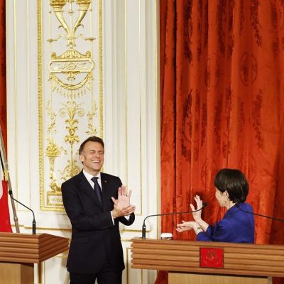 Macron-y-la-primera-ministra-de-Japon-reproducen-el-gesto-Kamehameha-en-Tokio
