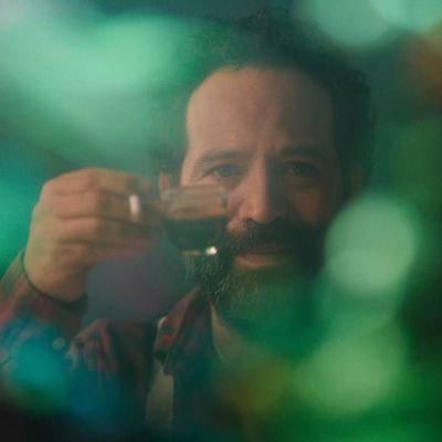 Mauricio-Isaac-y-Cafe-Chairel-un-retrato-intimo-filmado-en-la-laguna-Chairel
