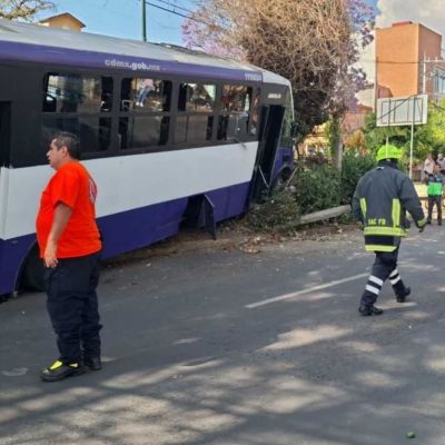Microbus-de-la-Ruta-111-choca-contra-una-vivienda-en-Alvaro-Obregon-y-deja-12-lesionados