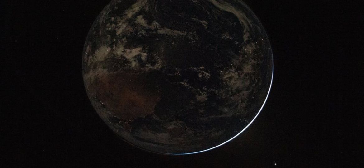 NASA-explica-el-borde-brillante-en-fotos-de-la-Tierra-tomadas-por-Artemis-II