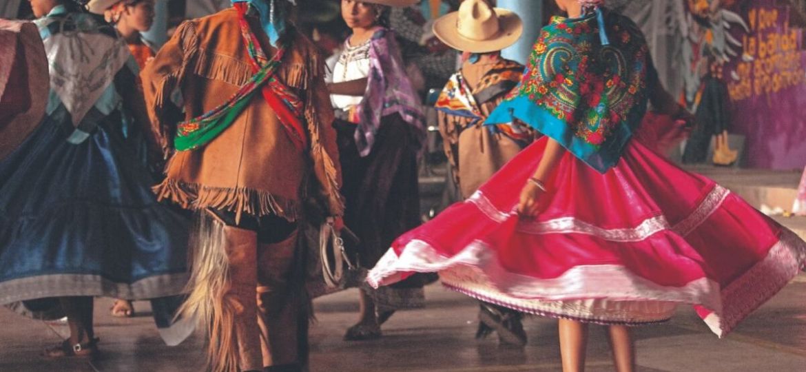 Ninos-Nuu-Savi-preservan-la-Danza-de-los-Rubios-en-Santiago-Juxtlahuaca