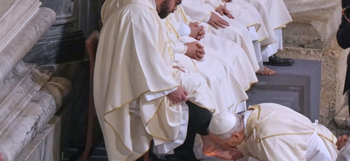Papa-Leon-XIV-restablece-el-lavatorio-de-pies-a-sacerdotes-en-San-Juan-de-Letran-en-Jueves-Santo