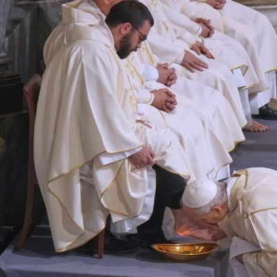 Papa-Leon-XIV-restablece-el-lavatorio-de-pies-a-sacerdotes-en-San-Juan-de-Letran-en-Jueves-Santo