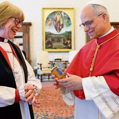 Papa-Leon-XIV-y-la-arzobispa-de-Canterbury-Sarah-Mullally-se-reunen-y-rezan-en-el-Vaticano