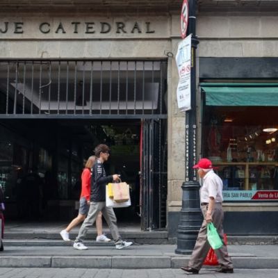 Pasaje-Catedral-comercios-de-arte-sacro-frente-a-la-gentrificacion-y-la-competencia-china
