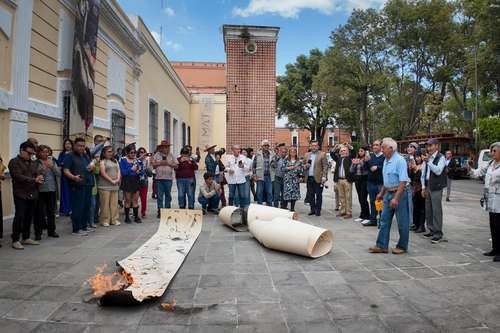 Pintor-Teodulo-Romulo-quema-una-obra-frente-al-Museo-de-Arte-de-Tlaxcala-en-protesta-por-falta-de-apoyos