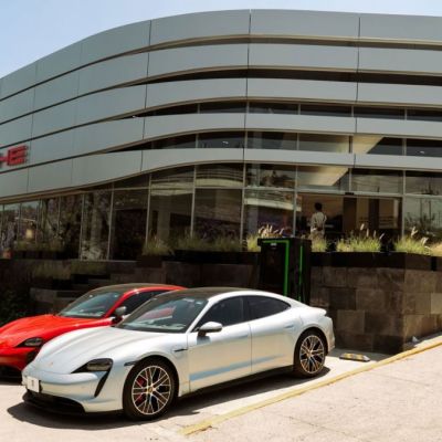 Porsche-reabre-Porsche-Centre-Santa-Fe-con-el-concepto-Destination-Porsche