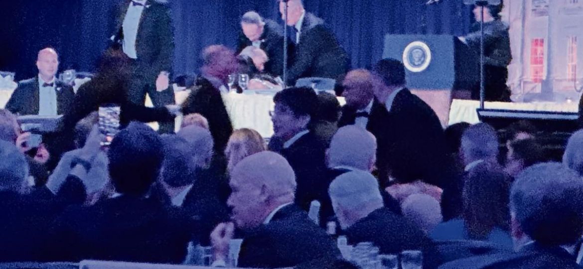 Tiroteo-afuera-de-la-cena-de-corresponsales-de-la-Casa-Blanca-Trump-evacuado-y-un-agente-del-Servicio-Secreto-herido