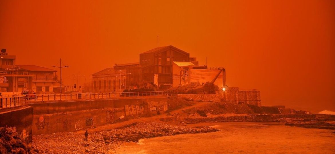 Tormenta-de-polvo-sahariano-tine-de-rojo-el-cielo-en-Creta-tormenta-en-Grecia-deja-al-menos-un-muerto