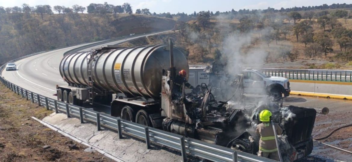 Tractocamion-tipo-pipa-se-incendia-en-la-Mexico‑Puebla-cierran-la-vialidad-en-Ixtapaluca
