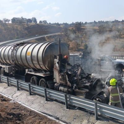 Tractocamion-tipo-pipa-se-incendia-en-la-Mexico‑Puebla-cierran-la-vialidad-en-Ixtapaluca