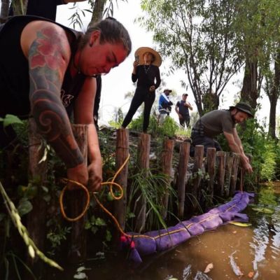 Usan-cabello-humano-para-limpiar-los-canales-de-Xochimilco