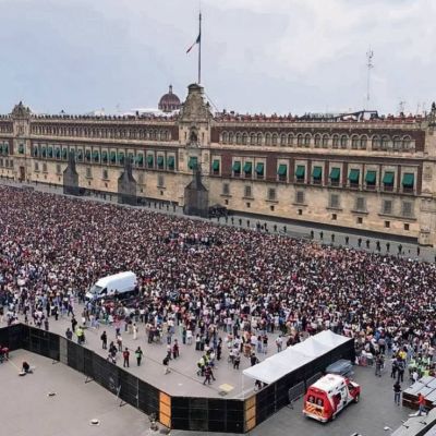 BTS-saluda-a-sus-fans-desde-un-balcon-de-Palacio-Nacional-reunen-cerca-de-50000-en-el-Zocalo