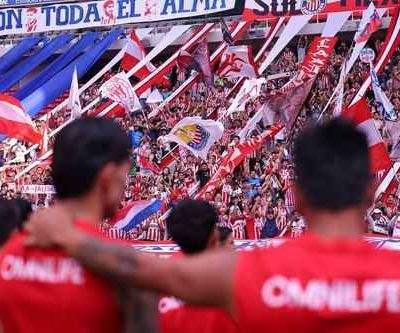 Chivas-abre-entrenamiento-a-puerta-abierta-en-el-Estadio-Akron-previo-a-Tigres
