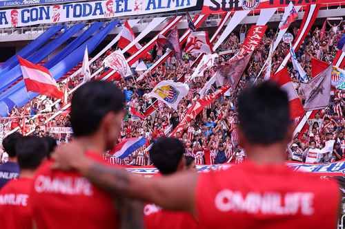 Chivas-abre-entrenamiento-a-puerta-abierta-en-el-Estadio-Akron-previo-a-Tigres