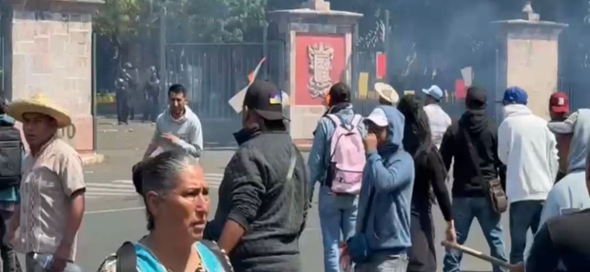 Comuneros-de-Sevina-se-enfrentan-a-antimotines-en-Casa-Michoacan-tras-ataque-armado-que-dejo-dos-muertos