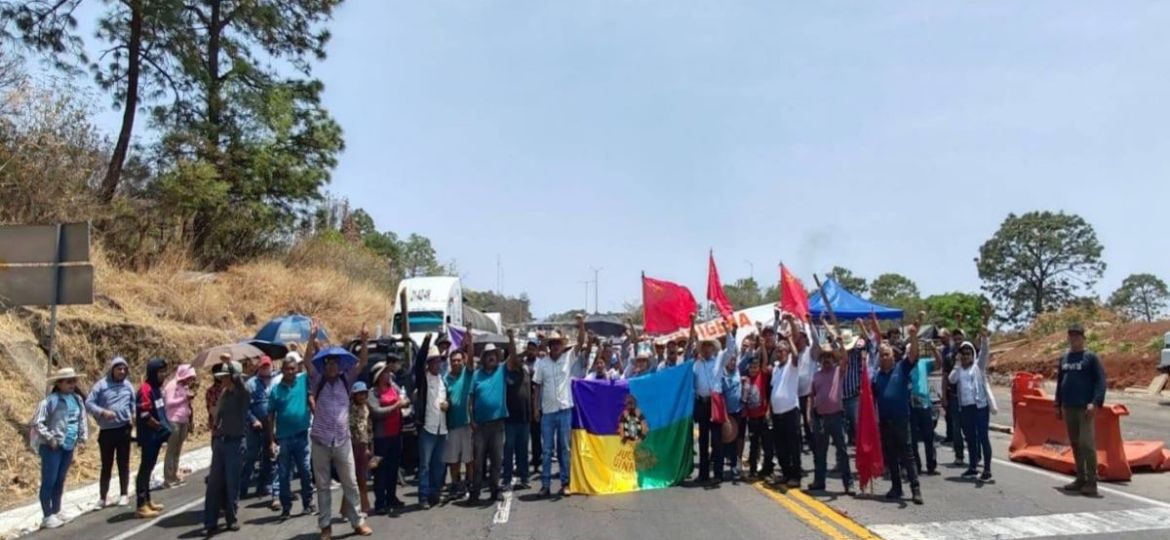 Comunidades-indigenas-bloquean-carreteras-en-Michoacan-tras-ataque-en-Acachuen-que-dejo-dos-muertos