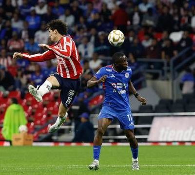 Cruz-Azul-y-Chivas-empatan-2-2-en-la-ida-de-semifinales-Estadio-Banorte-se-entrega-a-la-FIFA