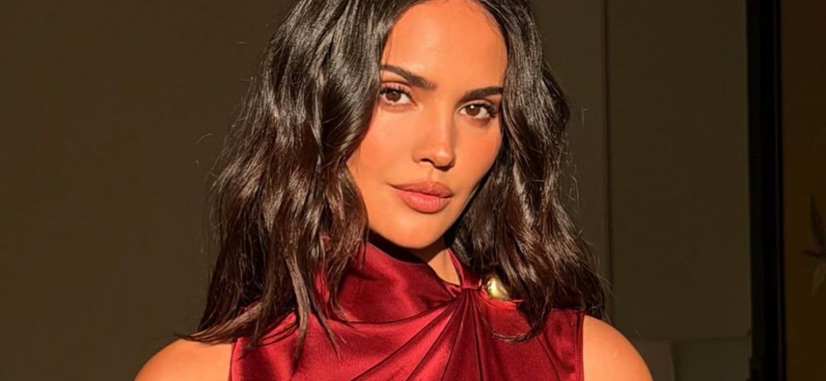 Eiza-Gonzalez-deslumbra-con-vestido-rojo-satinado-en-Instagram