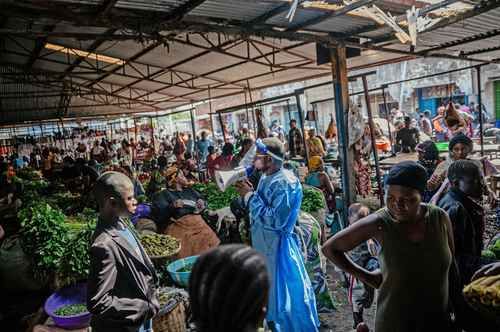El-director-de-la-OMS-llega-a-Bunia-para-coordinar-la-respuesta-al-brote-de-ebola-Bundibugyo