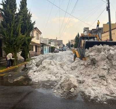 Granizada-cubre-de-blanco-calles-de-Toluca-y-provoca-caos-vial