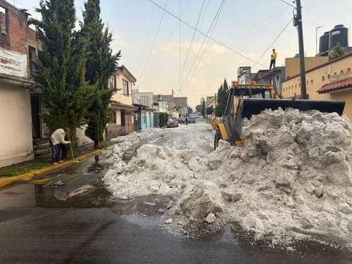 Granizada-cubre-de-blanco-calles-de-Toluca-y-provoca-caos-vial