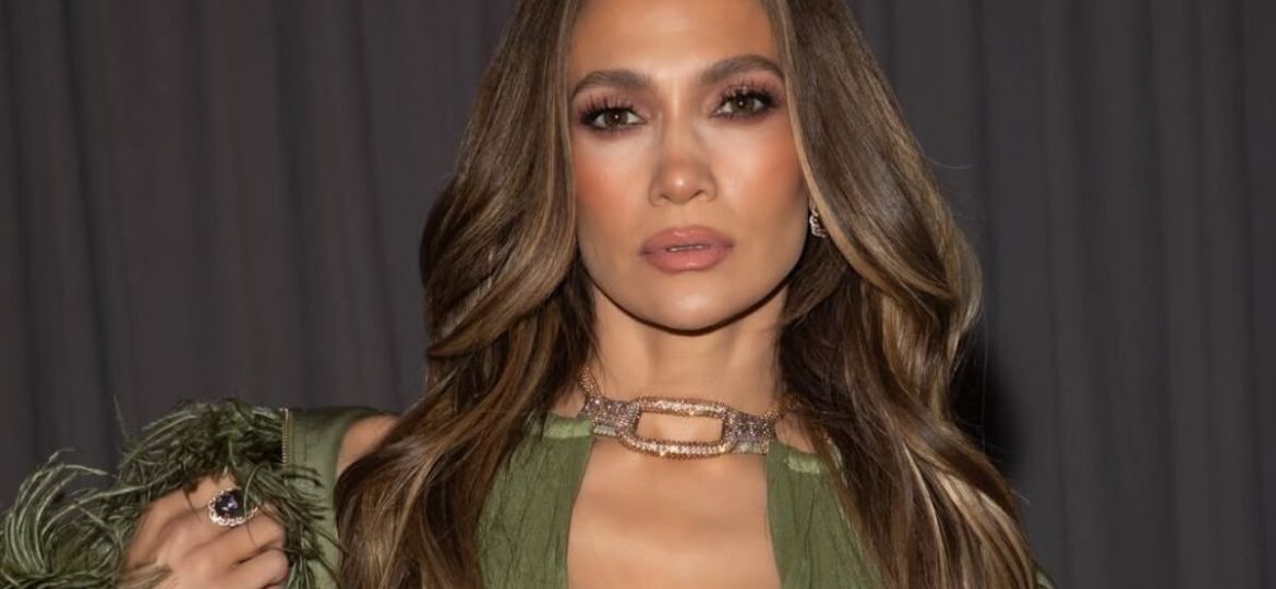 Jennifer-Lopez-deslumbra-con-un-vestido-verde-olivo-y-escote-profundo-en-la-gira-de-prensa-de-Office-Romance