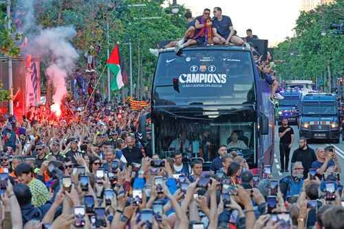 Lamine-Yamal-ondea-la-bandera-palestina-en-la-rua-de-celebracion-del-Barcelona