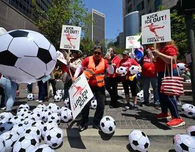 Miles-marchan-en-Estados-Unidos-el-1-de-mayo-en-protestas-contra-la-guerra-y-las-politicas-migratorias