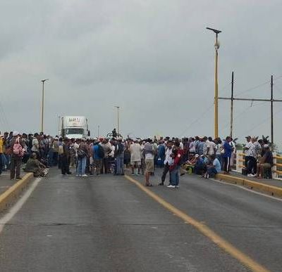 Pescadores-bloquean-puentes-y-casetas-en-Veracruz-y-Tamaulipas-para-exigir-apoyos-tras-derrame-de-hidrocarburo-2
