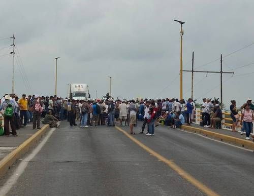 Pescadores-bloquean-puentes-y-casetas-en-Veracruz-y-Tamaulipas-para-exigir-apoyos-tras-derrame-de-hidrocarburo-2