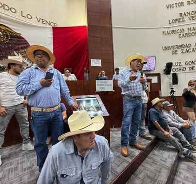 Productores-de-frijol-irrumpen-en-el-Congreso-de-Zacatecas-y-exigen-auditoria-al-acopio