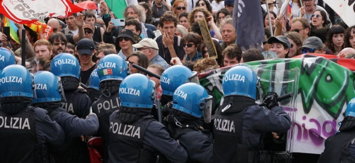 Protesta-pro‑Palestina-en-la-Bienal-de-Venecia-termina-en-enfrentamientos-con-la-policia